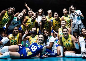 Jogadoras da seleção feminina de vôlei comemoram classificação para as semifinais da Liga - Foto: Divulgação FIVB