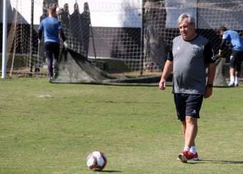 Em busca de recuperar a confiança da equipe, Gilson Kleina comandou treinamento neste domingo (20), no CT Jardim Eulina- Foto: Ponte Press/Diego Almeida