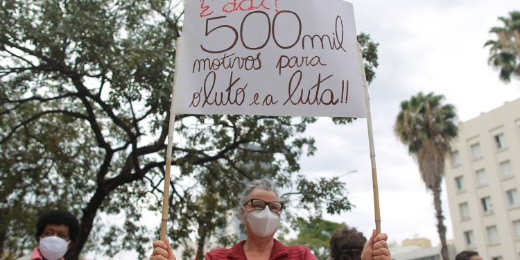 Manifestante carrega cartaz sobre a marca de 500 mil mortes por Covid-19 no Brasil durante protesto de hoje em Campinas - Foto: Leandro Ferreira/Hora Campinas