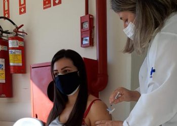 Jovem grávida é a primeira a ser vacinada no CS do Costa e Silva, em Campinas, na manhã deste sábado Foto: Divulgação/Prefeitura