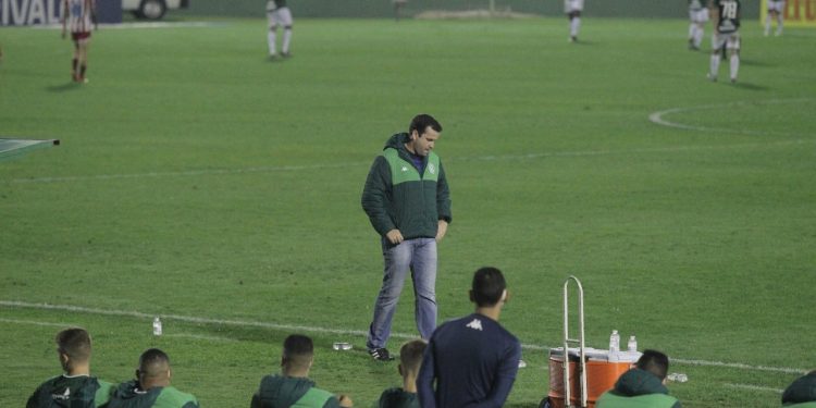 Derrota no Brinco frustrou o treinador, que enxergou falhas técnicas e descontrole emocional Foto: Leandro Ferreira/Hora Campinas