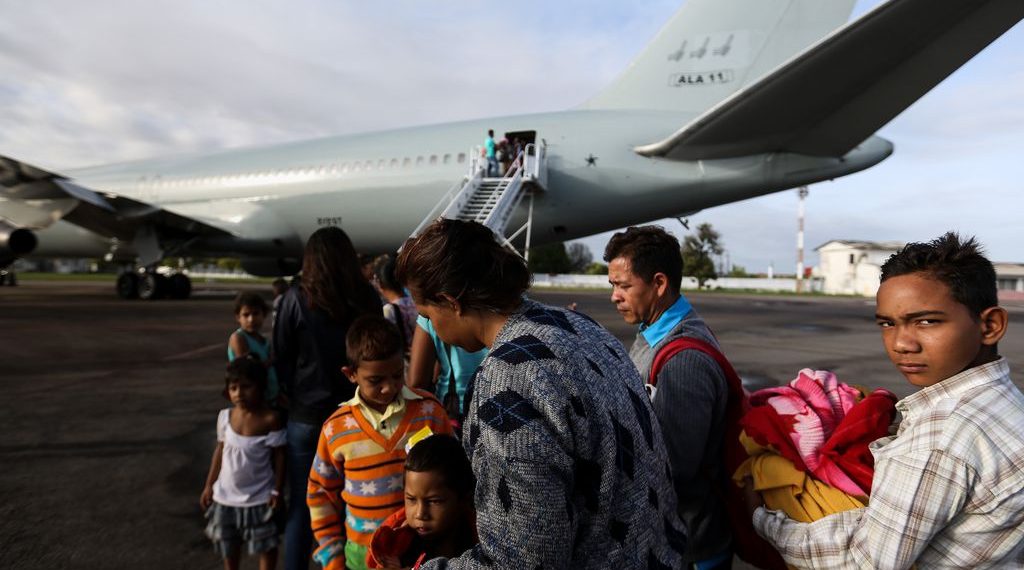 Em 2018, refugiados venezuelanos durante embarque em avião da Força Aérea Brasileira, em Boa Vista, com destino à Manaus e São Paulo - Marcelo Camargo/Agência Brasil