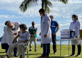 O ministro da Saúde, Marcelo Queiroga, participa do programa de vacinação na ilha de Paquetá (RJ) - Foto: Reprodução/Twitter