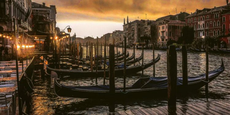 Lendária e romântica Veneza no auge da pandemia, com todos recolhidos: flexibilização em curso Foto: Diego Rosso