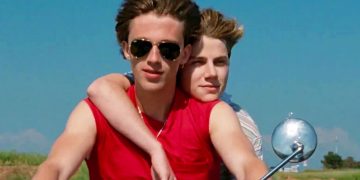 Drama gay ou comédia tecnológica?