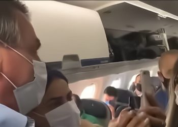 Bolsonaro causou tumulto ao realizar uma visita surpresa a passageiros de um voo comercial. Foto: Reprodução