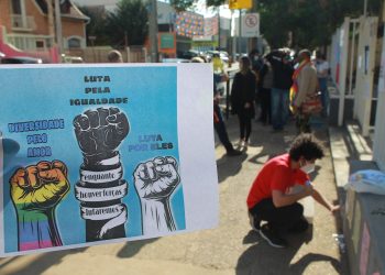 Grupo protesta de forma pacífica na manhã desta quinta-feira (17) em frente à escola Aníbal de Freitas, em apoio a menino que sofreu preconceito - Fotos: Leandro Ferreira/Hora Campinas