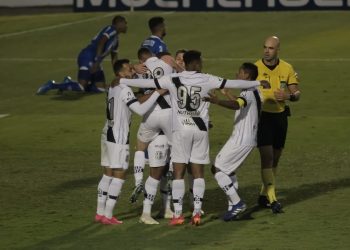 Jogadores da Macaca comemoram o gol em cima do CSA, no Majestoso, nesta quarta (30). Foto: Leandro Ferreira/Hora Campinas