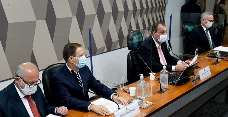 O empresário Carlos Wizard, acompanhado de seu advogado, na CPI da Pandemia: opção por ficar calado - Foto: Edilson Rodrigues/Agência Senado