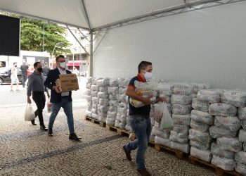Voluntários coletam produtos alimentícios em campanha feita pela Associação de Revendedores de Veículos no Largo do Rosário. Foto: Divulgação