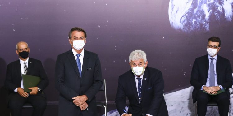 O presidente Jair Bolsonaro e o ministro de Ciência, Tecnologia e Inovação, Marcos Pontes, durante cerimônia de assinatura de acordo com os EUA para participar do Programa Lunar Nasa Artemis Foto: Marcelo Camargo/Agência Brasil