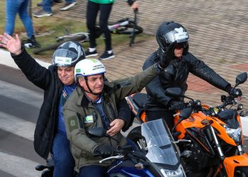 Presidente Jair Bolsonaro em passeio de moto, neste sábado, em Chapecó. Foto: Isac Nóbrega/PR