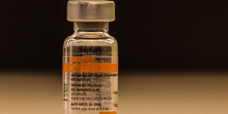 No Brasil, a Coronavac é produzida pelo Instituto Butantan e foi a primeira vacina aplicada na população. Foto: Divulgação