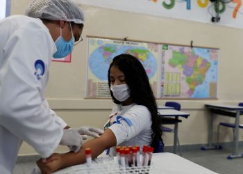Profissional da saúde realiza coleta para teste de Covid-19 em escola de São Paulo. Foto \AB