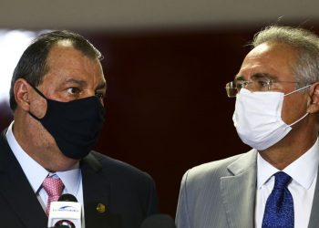 Os senadores  Omar Aziz e Renan Calheiros durante entrevista após a instalação da CPI da Pandemia, no Senado Federal. Foto: Agência Brasil