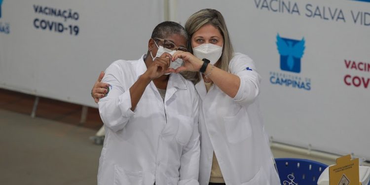 Enfermeiros, médicos, técnicos, fisioterapeutas e outras categorias da Saúde estão mobilizadas em Campinas para ajudar na vacinação e no atendimento a vítimas da Covid Foto: Leandro Ferreira/Hora Campinas
