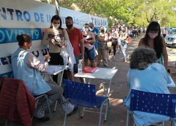 Pessoas em fila no posto de vacinação do Taquaral, no segundo mutirão de imunização. Foto: Leandro Ferreira \ Hora Campinas