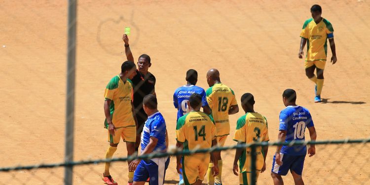 Maioria dos jogadores de futebol no Brasil ganha um salário mínimo