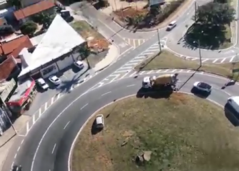 Veículo em fuga atravessa rotatória na tentativa de escapar da perseguição policial. Foto: Divulgação \ PM