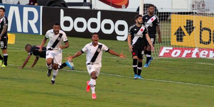 Renatinho, da Ponte, comemora gol empate diante do Vasco, no Majestoso. Fotos: Leandro Ferreira \ Hora Campinas