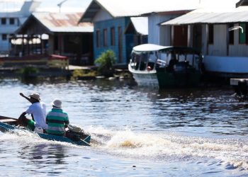 Comunidade de ribeirinhos em Manaus. Cheia recorde. Foto: Agência Brasil