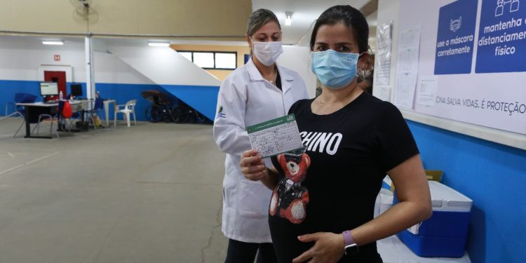 A assistente jurídica Fernanda Tomazella, que está gravida do Matheus, tomou vacina hoje. Foto: Leandro Ferreira \ Hora Campinas