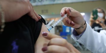 Neste sábado (12), 64 centros de saúde de Campinas irão imunizar a população contra a Covid-19. Foto: Leandro Ferreira/Hora Campinas