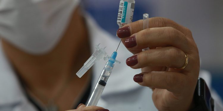 A meta vacina com ao menos uma dose, toda população adulta dos 645 municípios até meados de setembro. Foto: Leandro Ferreira \ Hora Campinas