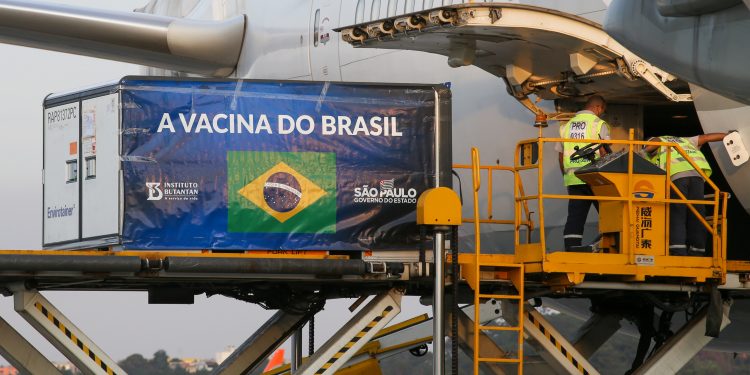 Carregamento do material para a produção da vacina é desembarcado em Guarulhos. Foto: Divulgação