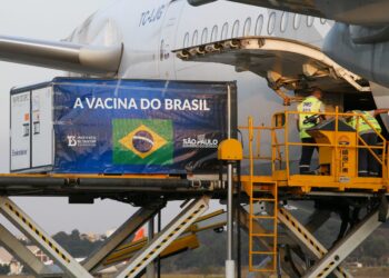 Chega em São Paulo avião com 6 mil litros de IFA para o Butantan