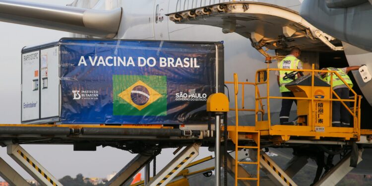 Chega em São Paulo avião com 6 mil litros de IFA para o Butantan