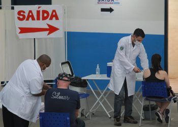 Pessoas são vacinadas no Centro de Vivência do Idoso no bairro Taquaral em Campinas. Foto: Leandro Ferreira \ Hora Campinas