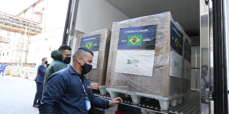 Carregamento com 1 milhão de doses foi entregue ao Ministério da Saúde. Foto: Governo de SP/Divulgação