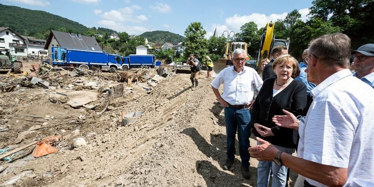 A primeira-ministra Ângela Merkel, visita área atingida pelos deslizamentos: tragédia numa potência econômica Fotos públicas: Bundesregierung