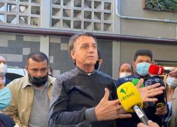 Bolsonaro, sem máscara, dá entrevista na saída do hospital Foto: Annie Zanetti/TV Brasil