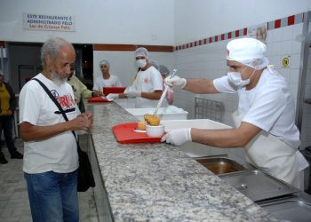 Funcionário serve refeição no Bom Prato de Campinas: cidadania e respeito aos carentes Fotos: Arquivo