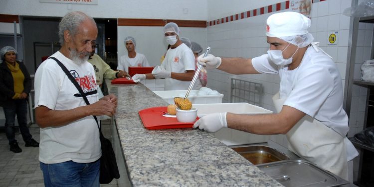 Funcionário serve refeição no Bom Prato de Campinas: cidadania e respeito aos carentes Fotos: Arquivo