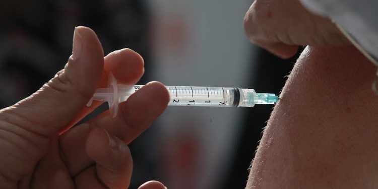 Vacina no braço rende desconto em seguro de vida