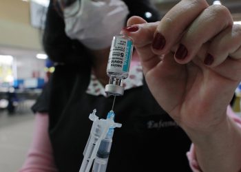 Enfermeira aplica vacina em Campinas: São Paulo atinge 95% dos adultos totalmente imunizados - Foto: Leandro Ferreira/Hora Campinas
