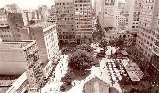 Vista do Largo da Catedral em 1980, com as lojas da Rua 13 de Maio e o prédio que abrigou o Hotel Términus, hoje Magalu Foto: Nerivelton Araújo/Arquivo