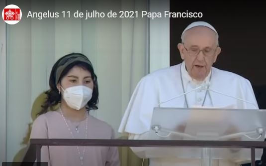 Ainda no hospital, papa agradece orações de fiéis por sua saúde