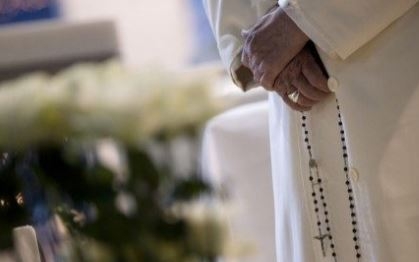 Papa está caminhando e se alimentando, diz Vaticano