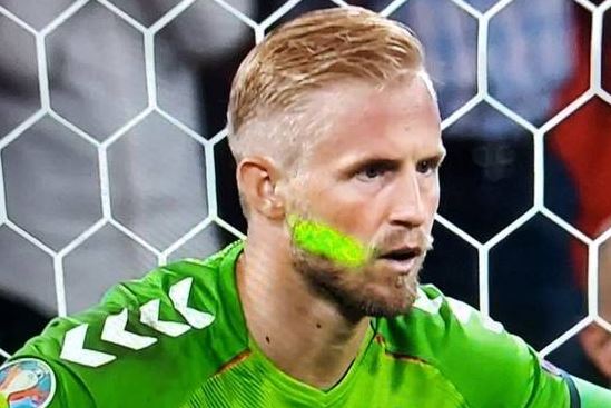 Luz verde no rosto do goleiro Kasper Schmeichel, durante o momento decisivo da semifinal da Euro 2020: em investigação Foto: Reprodução