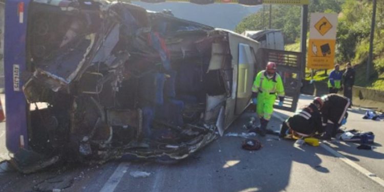 Ônibus do time do Umuarama Futsal tomba e deixa 2 mortos e 20 feridos