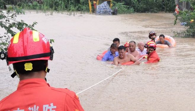 Equipes de resgate retiram moradores das águas das enchentes na província chinesa de Henan - Foto: China Fire and Rescue