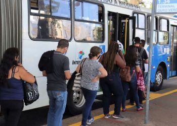 Com a extensão do horário de funcionamento do comércio e serviços, o horário do transporte público foi ajustado pela prefeitura - Foto: Divulgação/Emdec