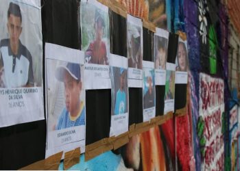 Mural na comunidade lembra os jovens mortos - Foto: Rovena Rosa/Agência Brasil