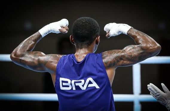 Abner Teixeira está a uma vitória de conquistar uma medalha no boxe