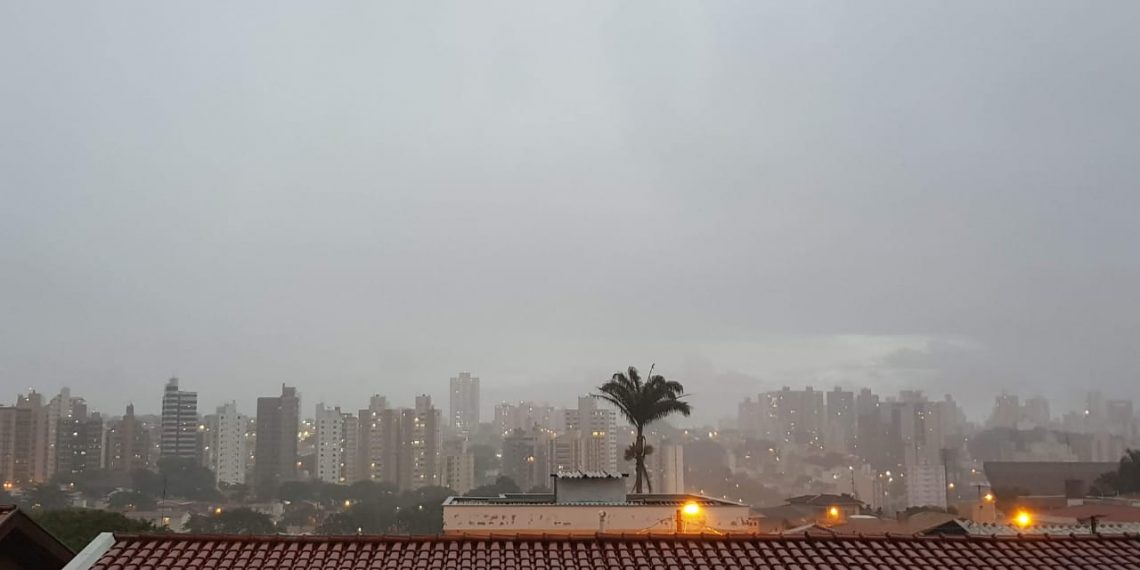 Nevoeiro da manhã dá uma ideia da madrugada gelada enfrentada pelos campineiros, com sensação térmica abaixo de zero Foto: Leandro Ferreira/Hora Campinas
