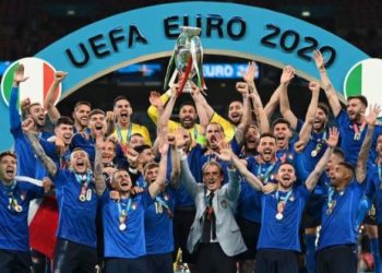 Jogadores celebram a cobiçada Eurocopa após disputa dramática nos pênaltis contra a Inglaterra Foto: Twitter/Reprodução